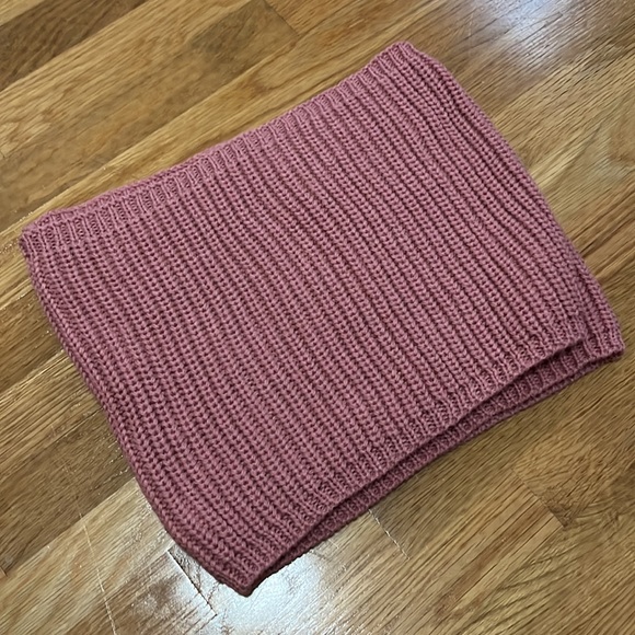 Lot of three scarves and winter beanie hat - Picture 4 of 6